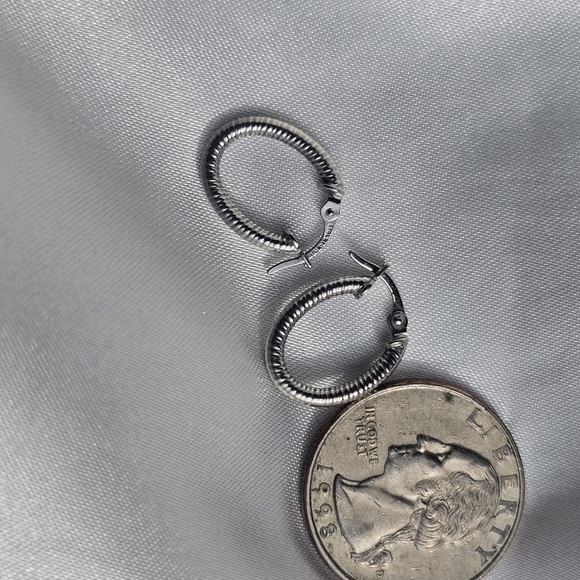 Small Ribbed 18kt White Gold Hoops - Picture 2 of 4